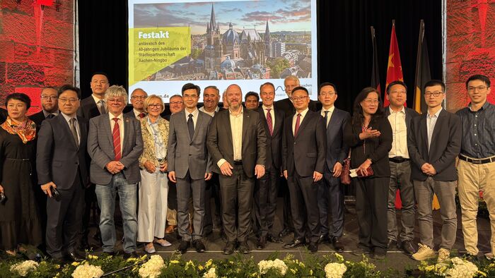 Foto (IHK Aachen): Gruppenbild mit Oberbürgermeister Dr. Michael Ziemons, den Vertreter:innen aus Ningbo sowie Mitgliedern des Vereins zur Förderung der Städtepartnerschaft Aachen-Ningbo e.V. Foto (IHK Aachen): Gruppenbild mit Oberbürgermeister Dr. Michael Ziemons, den Vertreter:innen aus Ningbo sowie Mitgliedern des Vereins zur Förderung der Städtepartnerschaft Aachen-Ningbo e.V.