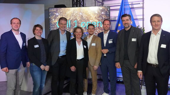 Foto (AGIT mbH) – v.l.n.r.: Dr. Matthias Grosch und Katrin Schleicher, beide NMWP Management GmbH, Ralf P. Meyer, Sabine Bittner, Sven Pennings und Oliver Salden, alle AGIT mbH, sowie Frank Schnitzler und Hendrik Köster, beide ebenfalls NMWP Management GmbH